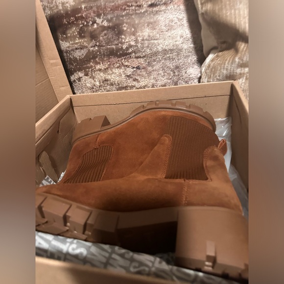 NWB Steve Madden Chelsea Boots - Picture 5 of 7